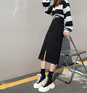 블랙 데님 롱스커트와 스트라이프 긴팔티 전신 코디 사진