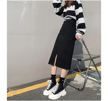 블랙·화이트 톤 데님 롱스커트와 긴팔티 전신 코디 사진