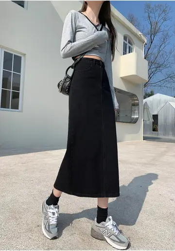 블랙 데님 롱스커트와 그레이 긴팔티 전신 코디 사진