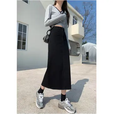 블랙·차콜 톤 데님 롱스커트와 긴팔티 전신 코디 사진