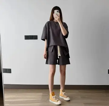 그레이 오버핏 반바지와 차콜 반팔티 전신 코디 사진