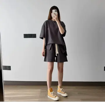 블랙·차콜 톤 반바지와 반팔티 전신 코디 사진