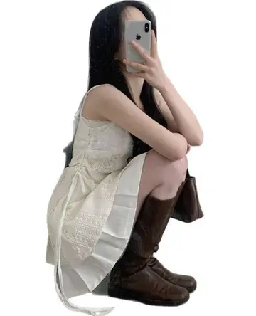 화이트·그레이 톤 레이스 민소매와 미니원피스 전신 코디 사진