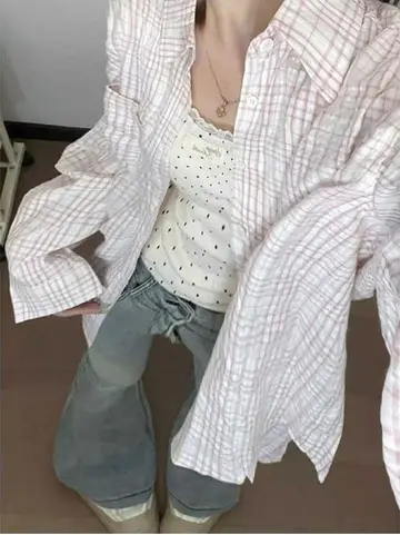 화이트 오버핏 체크 셔츠와 와이드팬츠 전신 코디 사진