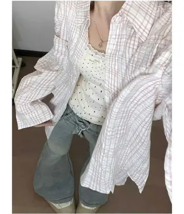 화이트·그레이 톤 체크 셔츠와 와이드팬츠 전신 코디 사진