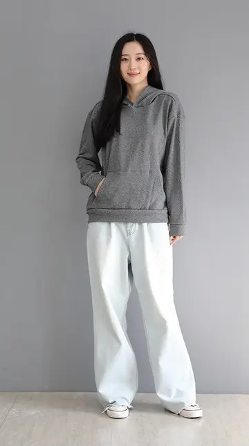 그레이 오버핏 기모 후드티와 청바지 전신 코디 사진