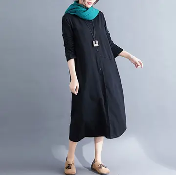 차콜·블랙 톤 원피스 전신 코디 사진