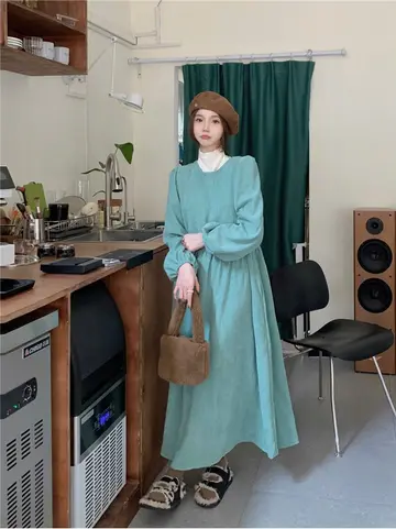 브라운·베이지 톤 코듀로이 롱원피스 전신 코디 사진
