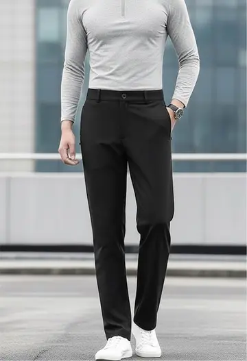 블랙 슬랙스와 그레이 긴팔티 전신 코디 사진 (남자 티)
