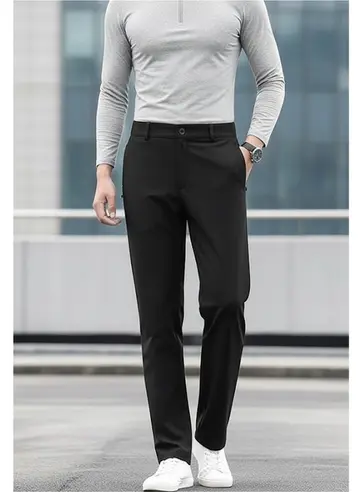 화이트·그레이 톤 슬랙스와 긴팔티 전신 코디 사진
