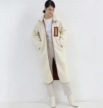 그레이·블랙 톤 코트와 후드티 전신 코디 사진
