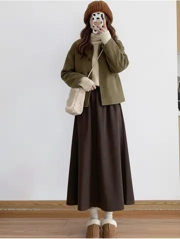 브라운 오버핏 코듀로이 롱스커트와 플리스 전신 코디 사진