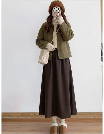 브라운·카키 톤 코듀로이 롱스커트와 플리스 전신 코디 사진