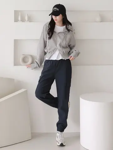 그레이·차콜 톤 기모 조거팬츠와 집업 전신 코디 사진
