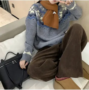 블랙·차콜 톤 니트와 와이드팬츠 전신 코디 사진