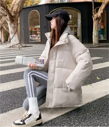베이지 오버핏 웰론 하프패딩과 후드티 전신 코디 사진
