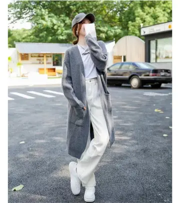 차콜·화이트 톤 가디건과 카고팬츠 전신 코디 사진