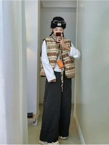 브라운 오버핏 플리스조끼와 니트 전신 코디 사진