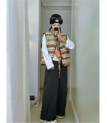 아이보리·브라운 톤 플리스조끼와 니트 전신 코디 사진