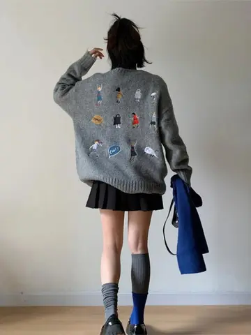 그레이 오버핏 니트와 미니스커트 전신 코디 사진