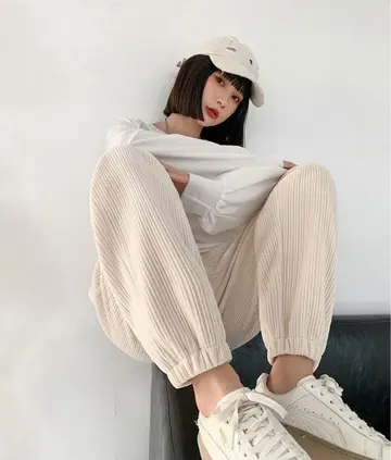 베이지 오버핏 기모 조거팬츠와 아이보리 긴팔티 전신 코디 사진
