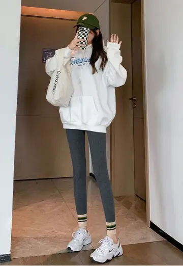 그레이 기모 레깅스와 화이트 후드티 전신 코디 사진