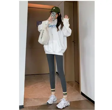 화이트·그레이 톤 기모 레깅스와 후드티 전신 코디 사진