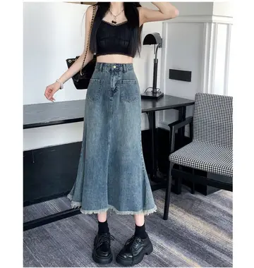 블랙·화이트 톤 머메이드스커트와 나시 전신 코디 사진