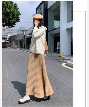 베이지 롱스커트와 아이보리 니트 전신 코디 사진