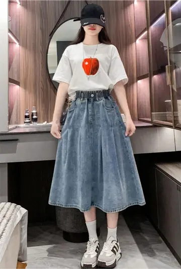 아이보리·블랙 톤 스커트와 반팔티 전신 코디 사진