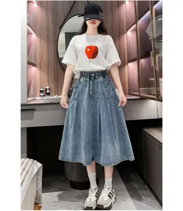 아이보리·블랙 톤 스커트와 반팔티 전신 코디 사진