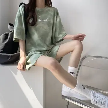 블랙 오버핏 반바지와 그린 반팔티 전신 코디 사진