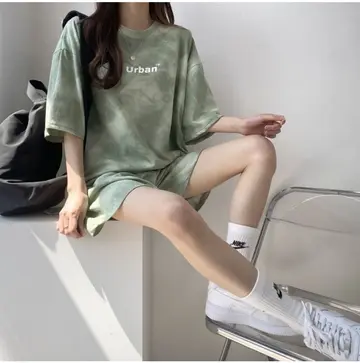 카키·블랙 톤 반바지와 반팔티 전신 코디 사진