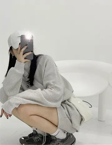 그레이 오버핏 반바지와 그레이 가디건 전신 코디 사진