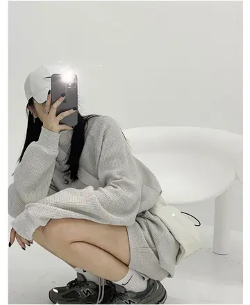 그레이·카멜 톤 반바지와 가디건 전신 코디 사진