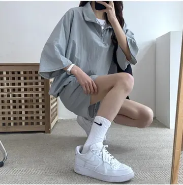 스카이블루·그레이 톤 반바지와 바람막이 전신 코디 사진
