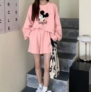 핑크 오버핏 반바지와 핑크 맨투맨 전신 코디 사진