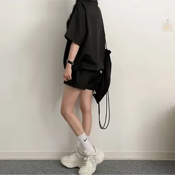 블랙 오버핏 반바지와 블랙 반팔티 전신 코디 사진
