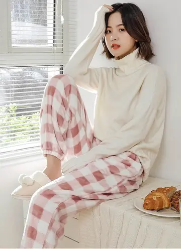 체크 오버핏 조거팬츠와 아이보리 니트 전신 코디 사진