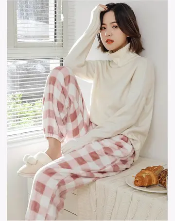 베이지·블랙 톤 조거팬츠와 니트 전신 코디 사진