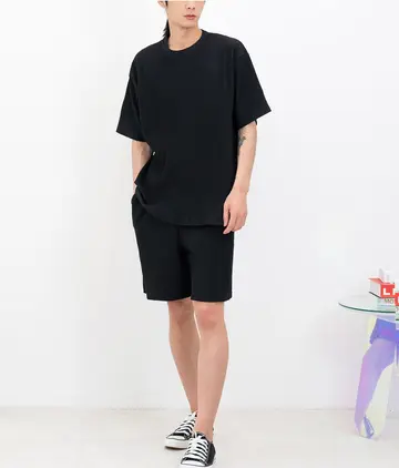 블랙·차콜 톤 반바지와 반팔티 전신 코디 사진