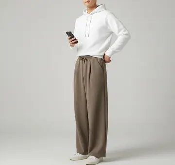 오버핏 조거팬츠와 화이트 후드티 전신 코디 사진
