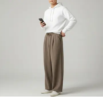 화이트·브라운 톤 조거팬츠와 후드티 전신 코디 사진