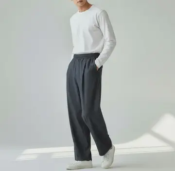 차콜·그레이 톤 와이드 청바지와 긴팔티 전신 코디 사진
