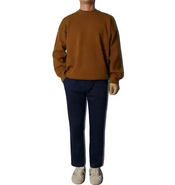 네이비 슬랙스와 브라운 맨투맨 전신 코디 사진