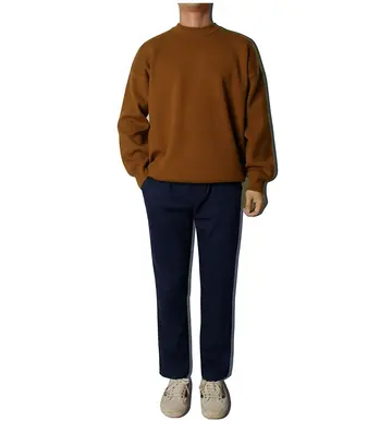 브라운·블랙 톤 슬랙스와 맨투맨 전신 코디 사진