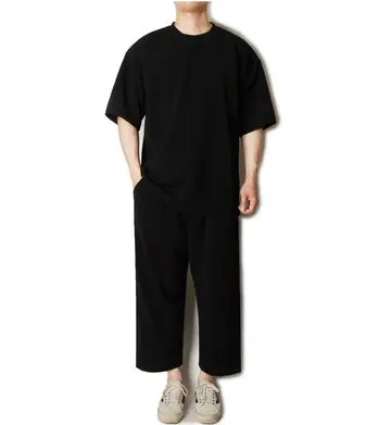 블랙·베이지 톤 반바지와 반팔티 전신 코디 사진