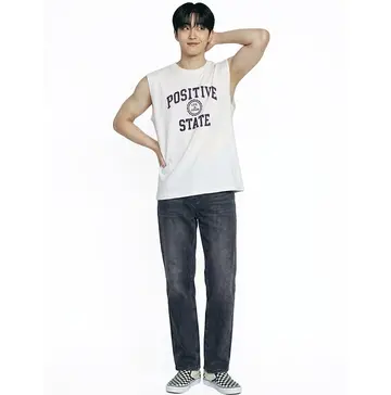 베이지·그레이 톤 오버핏 청바지와 나시 전신 코디 사진