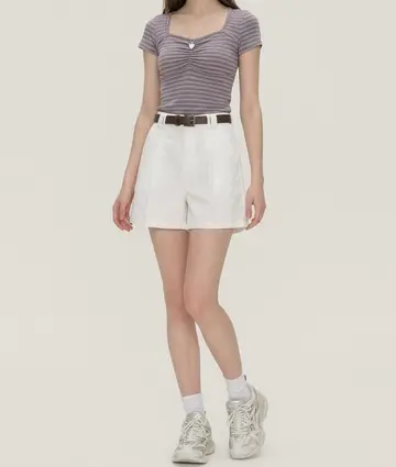 화이트 와이드 반바지와 스트라이프 반팔티 전신 코디 사진