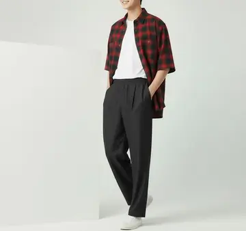 화이트·차콜 톤 슬랙스와 셔츠 전신 코디 사진